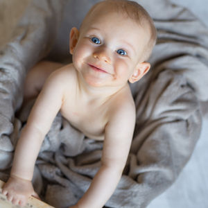 Portrait de bébé souriant