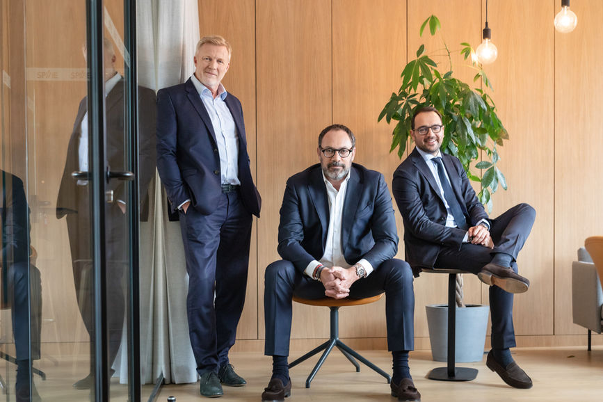 Portrait professionnel posé des membres d'une équipe dirigeante en tenue business.