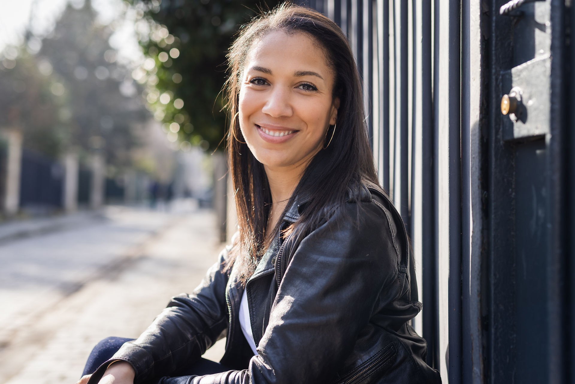Femme métisse qui sourit à l'objectif
