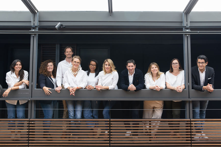 Photo de groupe officielle de collaborateurs souriants réunis lors d'un shooting corporate en entreprise.
