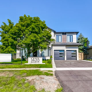 Modern custom home built by Imperio Construction at 1435 Bridge Rd in Oakville front view from road