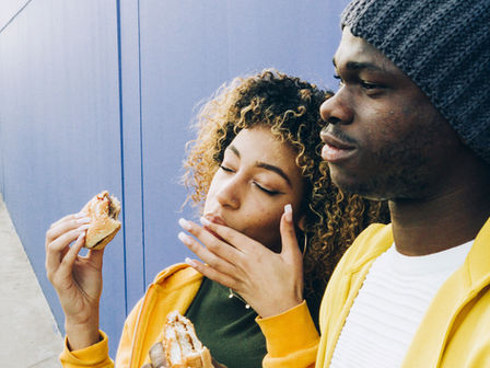 Mujer y hombre comiendo placidamente