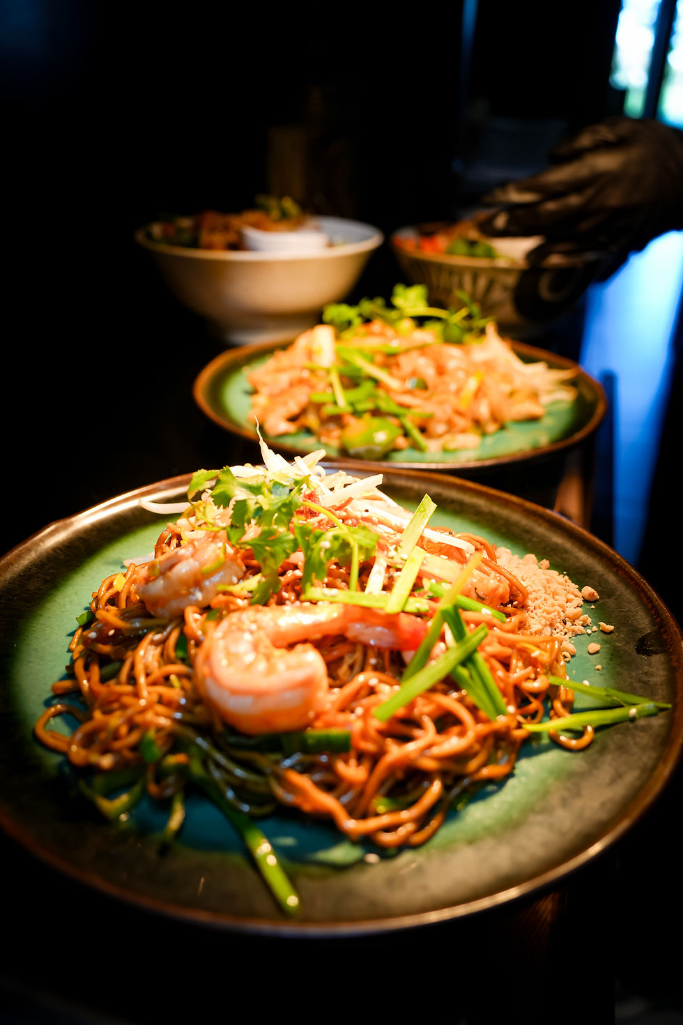 Deux plats de nouilles aux crevettes et ciboule