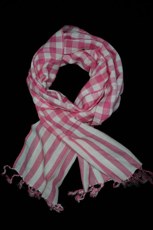 Écharpe Krama traditionnelle rose et blanc à carreaux