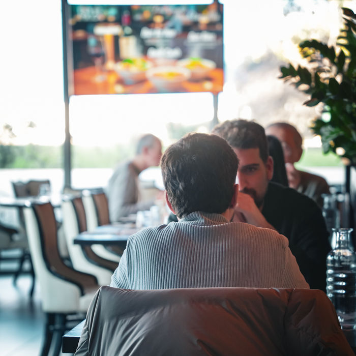 Personne de dos assise dans un restaurant