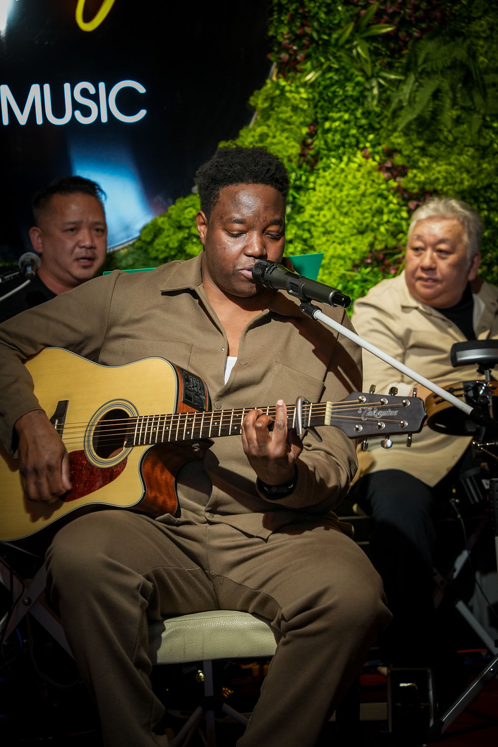 Musicien chantant et jouant de la guitare acoustique.