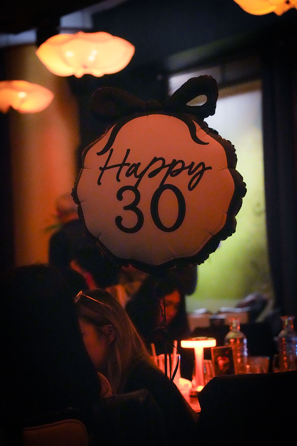 Ballon noir 'Happy 30' pour anniversaire
