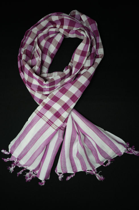 Écharpe Krama traditionnelle rose et blanc à carreaux