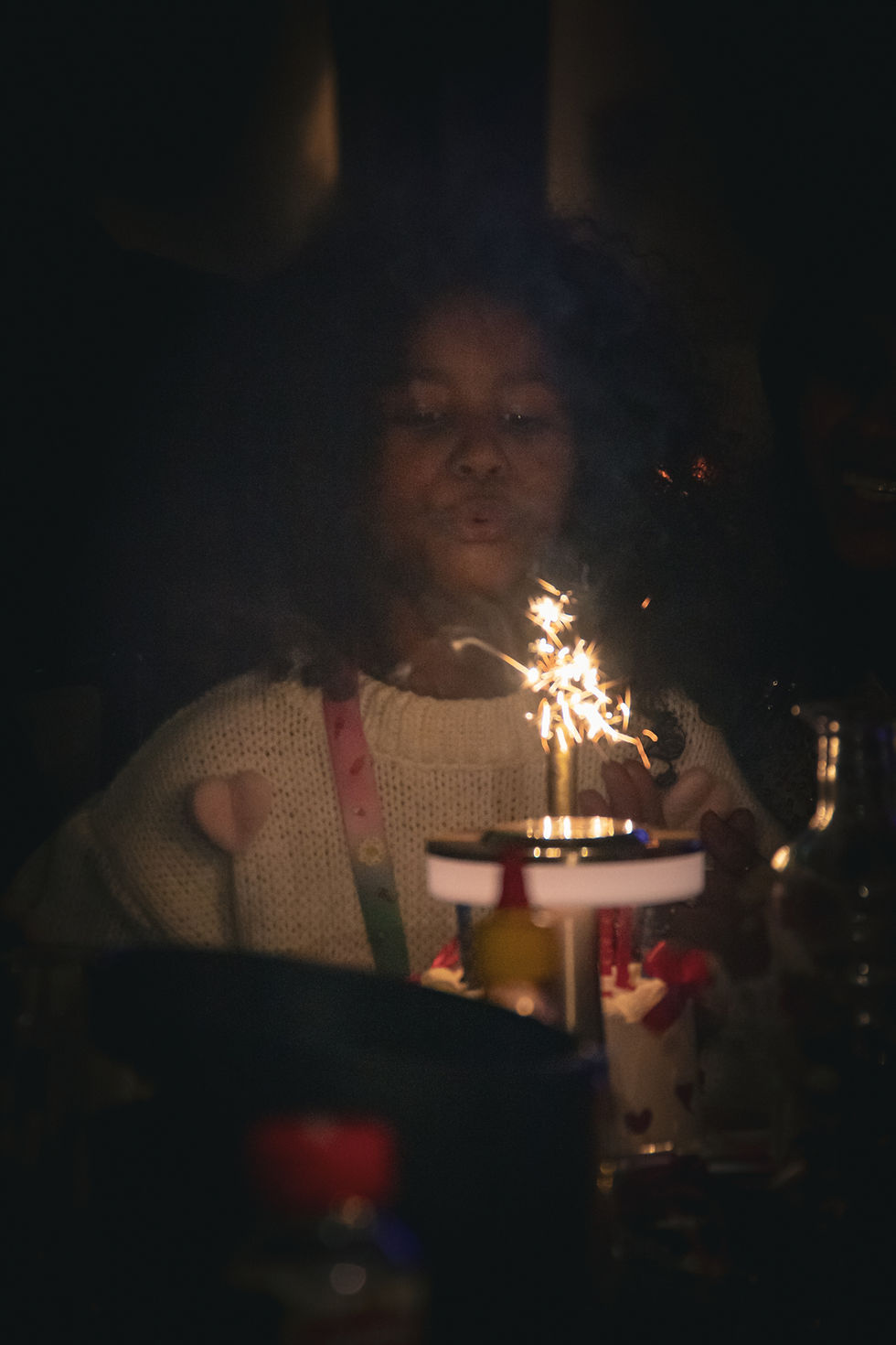 Fille tenant un cierge magique d'anniversaire