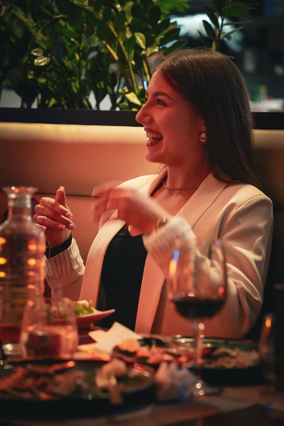 Femme riant à un dîner d'anniversaire