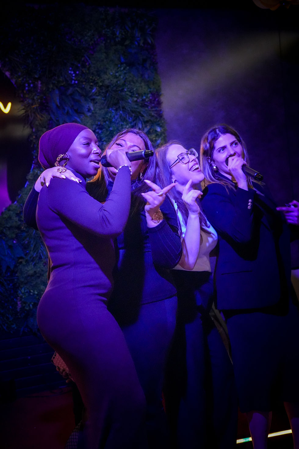 Quatre femmes chantant au micro