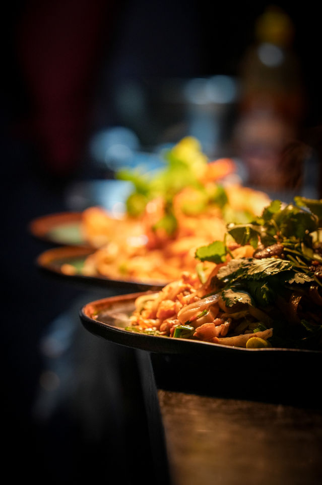 Deux plats de nouilles garnies
