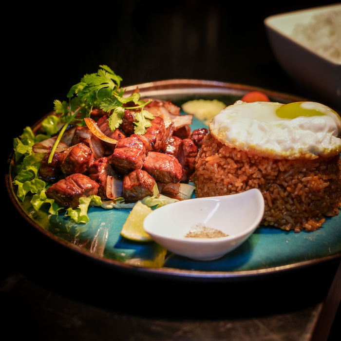 Riz frit, œuf au plat et viande