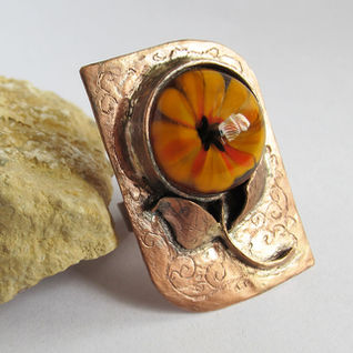 pierścionek oparty o kamień z oczkiem z zatopioną nasturcją