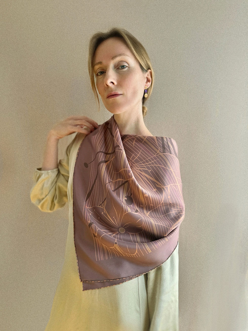 Qeiwa refined silk scarf illustrated