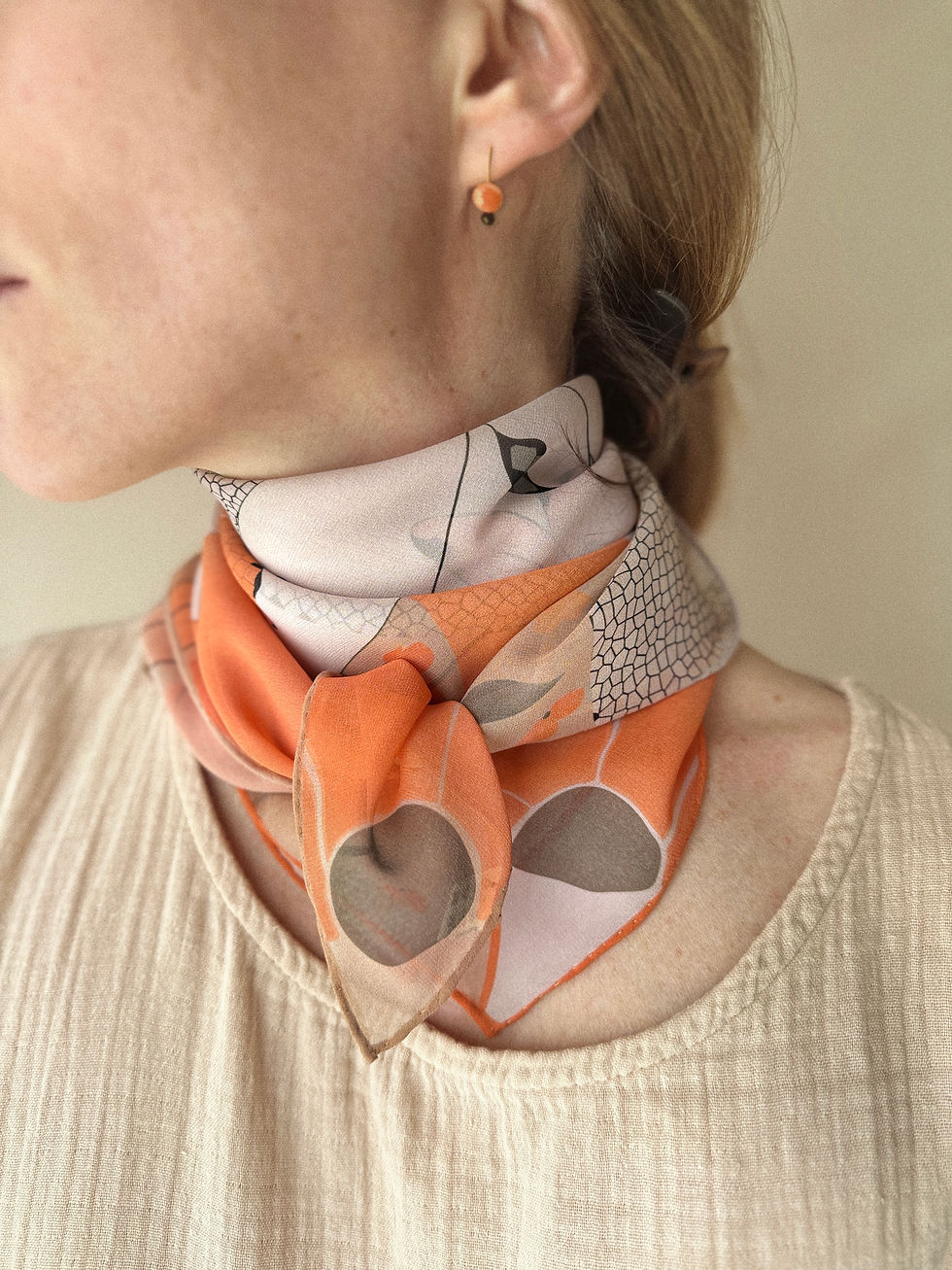 Thumbnail: Qeiwa quiet silk scarf