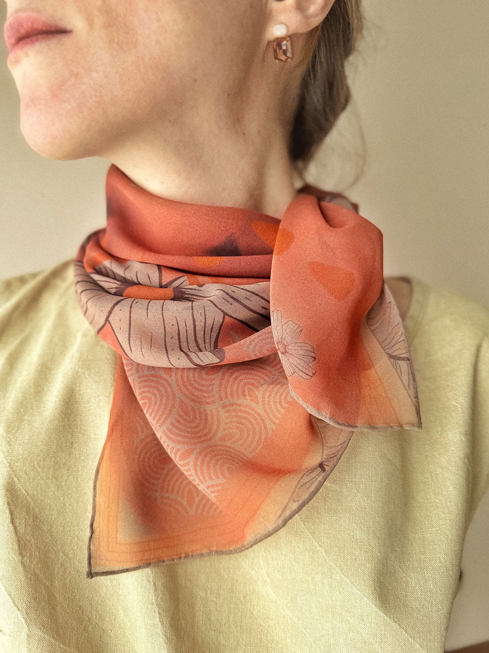 Thumbnail: Qeiwa how to tie a quiet silk scarf