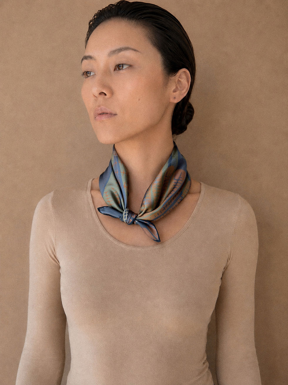 Thumbnail: Qeiwa refined silk square scarf
