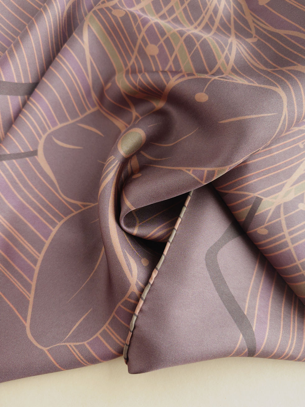 Thumbnail: Qeiwa gentle silk scarf
