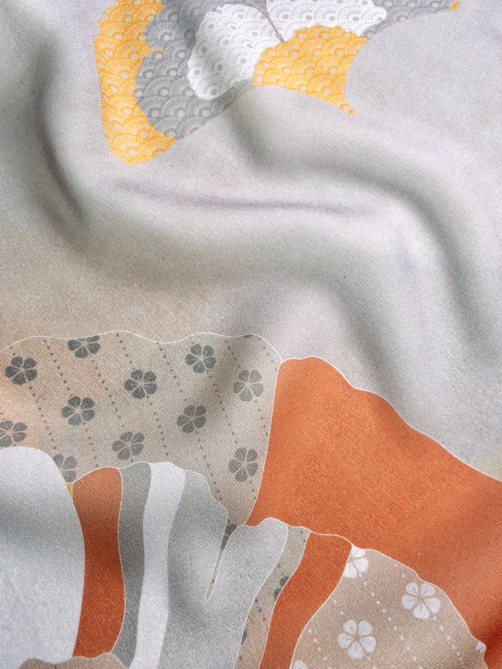 Thumbnail: Qeiwa refined silk scarf
