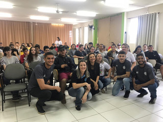 Jogadores conversam com alunos da Escola Noe Abatti sobre a profissão