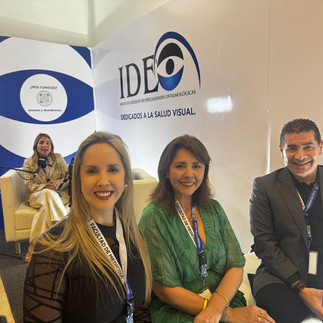 Panel de discusión en el stand de IDEO conducido por Goya Sumoza junto a los representantes de la Sociedad Venezolana de Oftalmología (SVO).
