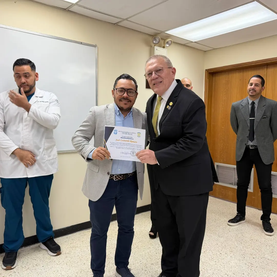 Dr. Jose Romero retinólogo de la clínica IDEO recibiendo reconocimiento de LUZ