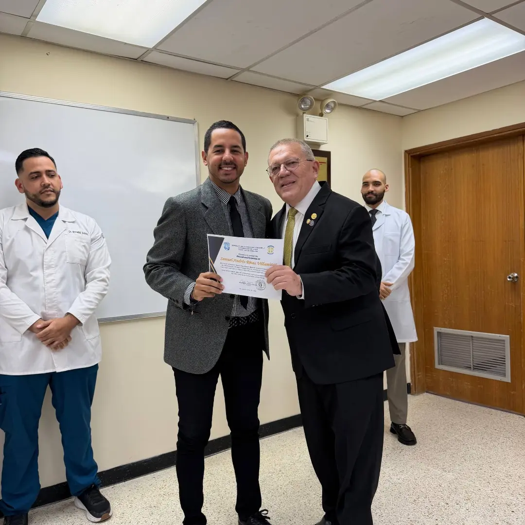 Dr. Samuel Rivas retinólogo de IDEO, recibiendo reconocimiento de LUZ