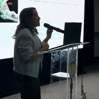 Dra. Nelly Rosillo especialista de glaucoma de IDEO en el simposio de oftalmologia