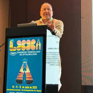 Dr. Marco Ríos exponiendo en el bloque de Cataratas