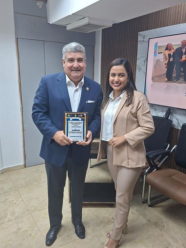 Reconocimiento a Dr. Brito otorgado durante presentación de trabajos especiales de grado en subespecialización en retinología Maracaibo