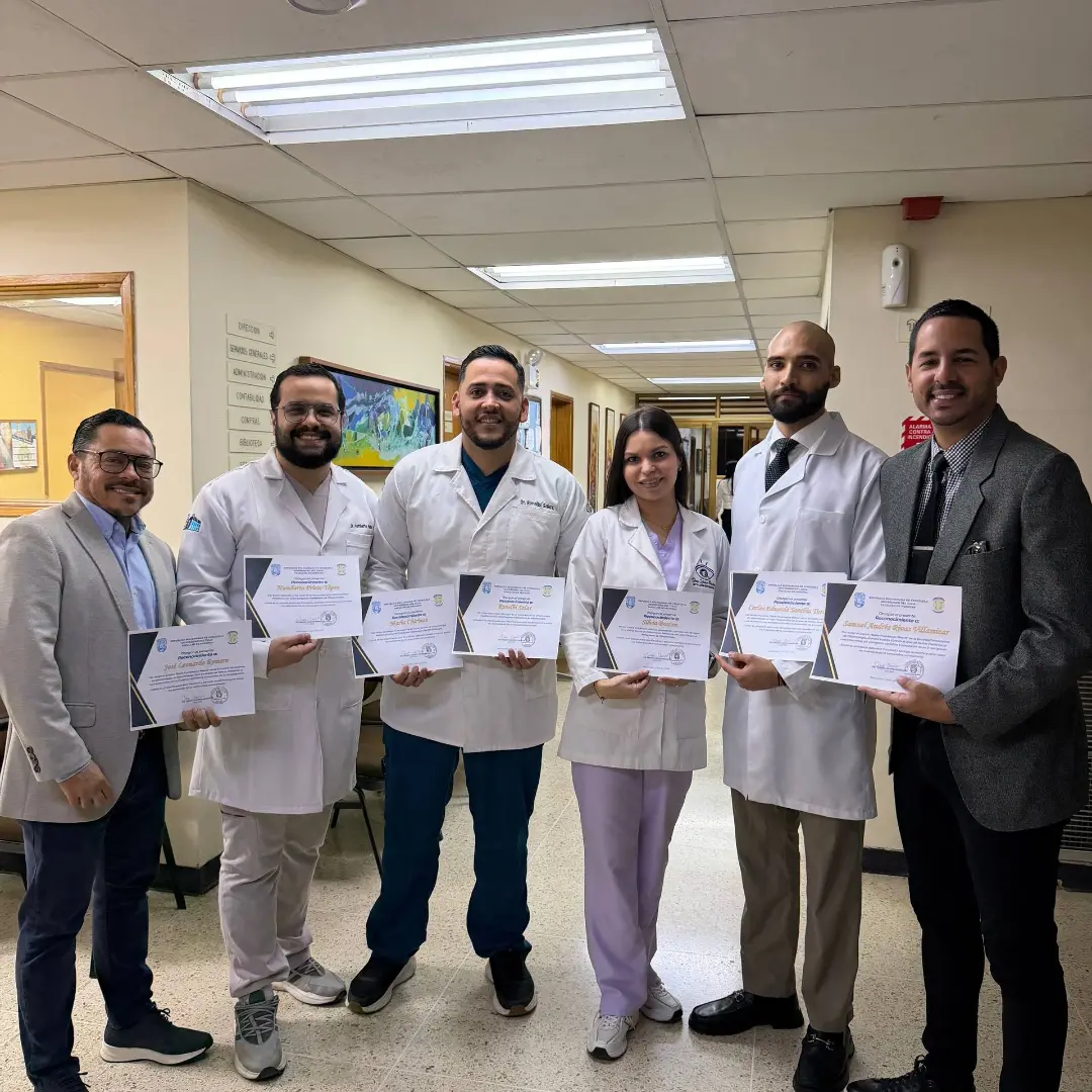 Estudiantes de los posgrados de oftalmología y IDEO-LUZ de Maracaibo, clínica IDEO.