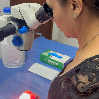 La Dra. Lorena Montiel en el wetlab de queratocono