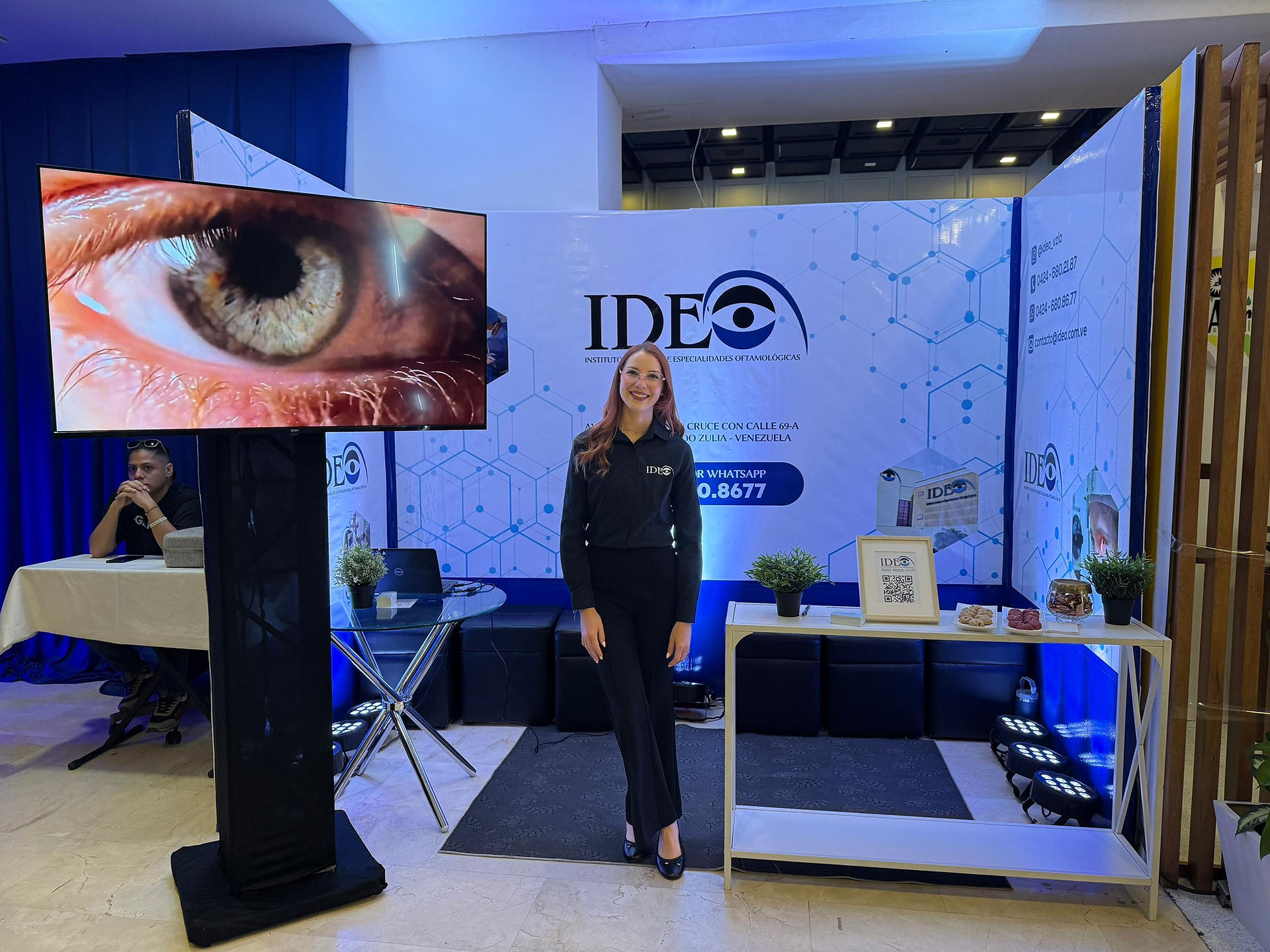 Stand de la clínica oftalmológica IDEO de Maracaibo en el Congreso LUZ