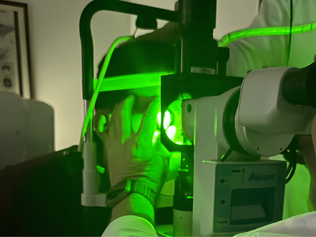 Dr. Brito, retinólogo en Venezuela en la clínica IDEO realizando una panfotocoagulación con el laser de Alcon Pure Point