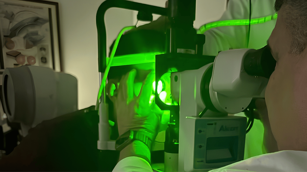 Dr. Brito, retinólogo en Venezuela en la clínica IDEO realizando una panfotocoagulación con el laser de Alcon Pure Point