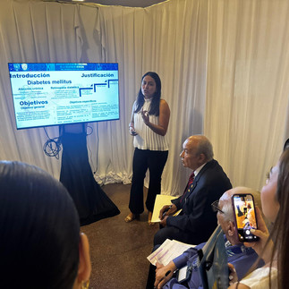 Residentes de los programas IDEO-LUZ de Glaucoma y Retinología posando junto a sus posters de casos clínicos y trabajos libres.