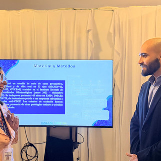 Residentes de los programas IDEO-LUZ de Glaucoma y Retinología posando junto a sus posters de casos clínicos y trabajos libres.
