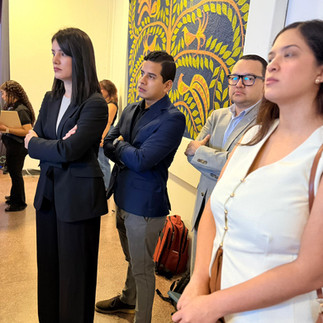 Residentes de los programas IDEO-LUZ de Glaucoma y Retinología posando junto a sus posters de casos clínicos y trabajos libres.