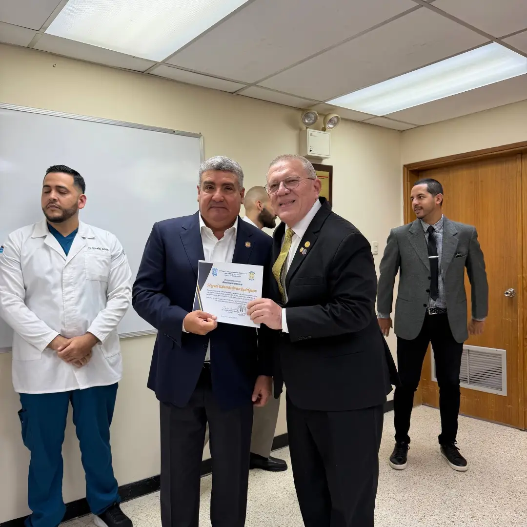 Dr. Miguel Brito retinólogo de Maracaibo recibiendo reconocimiento por investigación nacional