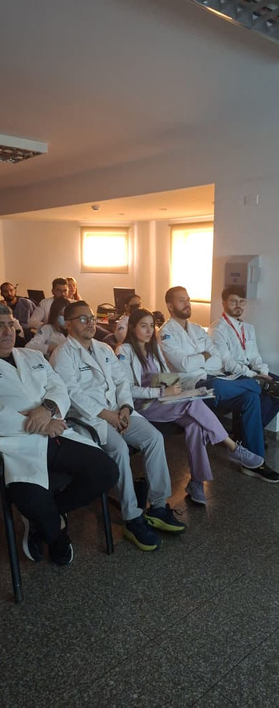 clínica IDEO de Maracaibo, estudiantes de posgrado de oftalmología con el retinólogo Dr. Miguel Brito.