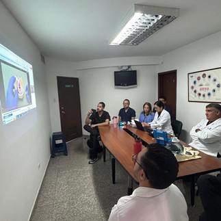 Taller de los ojos Bioniko a los oftalmólogos de la clínica IDEO de Marcaibo.