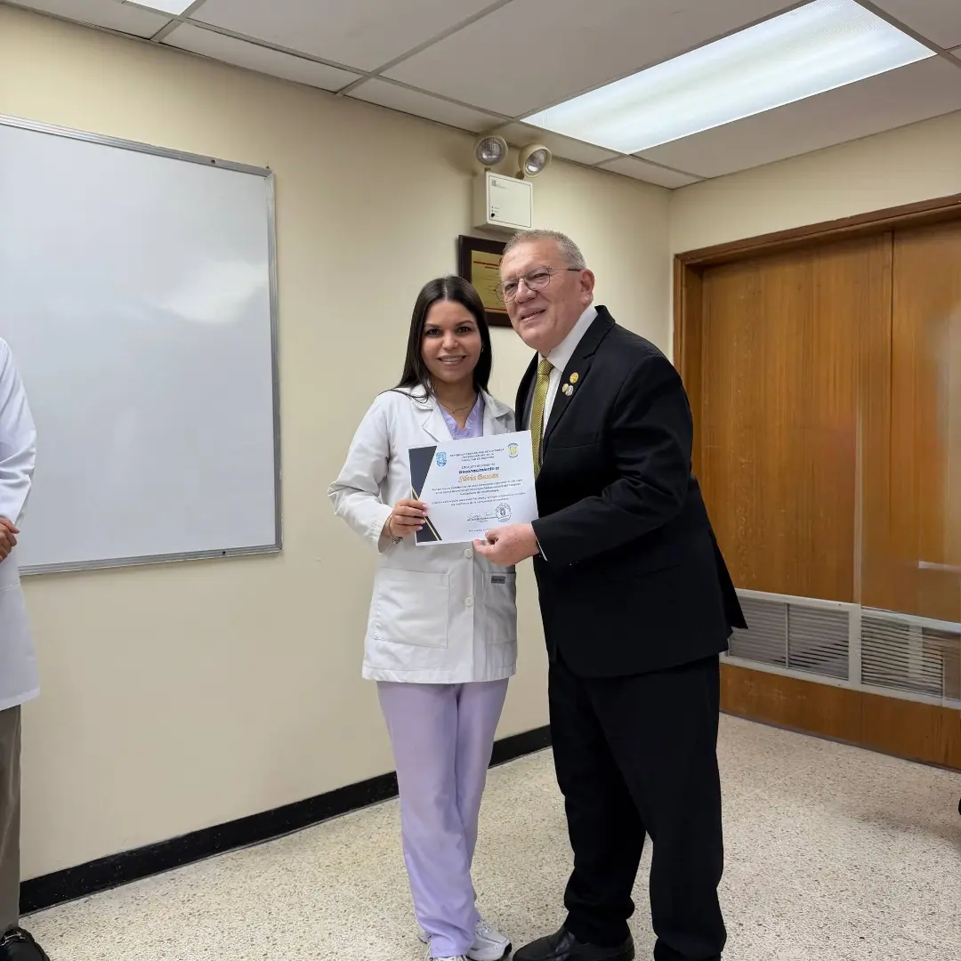 Dra. Silvia Boscán, oftalmólogo pediatra de la clínica IDEO recibiendo reconocimiento de LUZ
