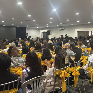 Vista general del Salón Urdaneta en el Hotel Tibisay durante el Simposio de Oftalmología con gran asistencia de médicos y estudiantes.