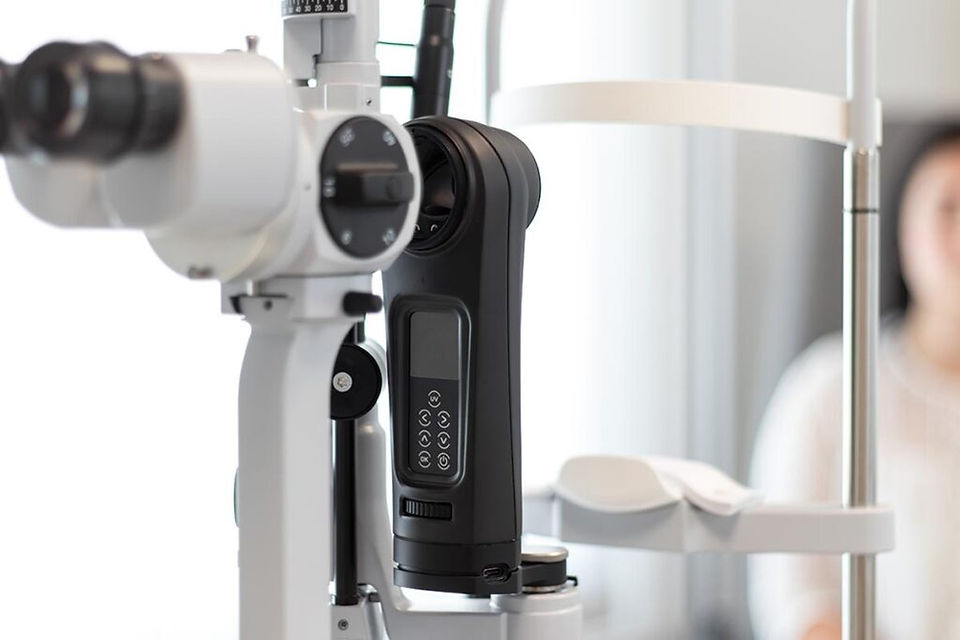 Paciente durante procedimiento de cross-linking corneal en lámpara de hendidura