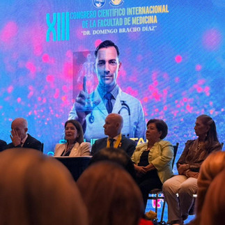 Rectora de LUZ, Dra. Judith Aular, y el Decano, Dr. Sergio Osorio Morales, liderando la apertura del congreso internacional de medicina.