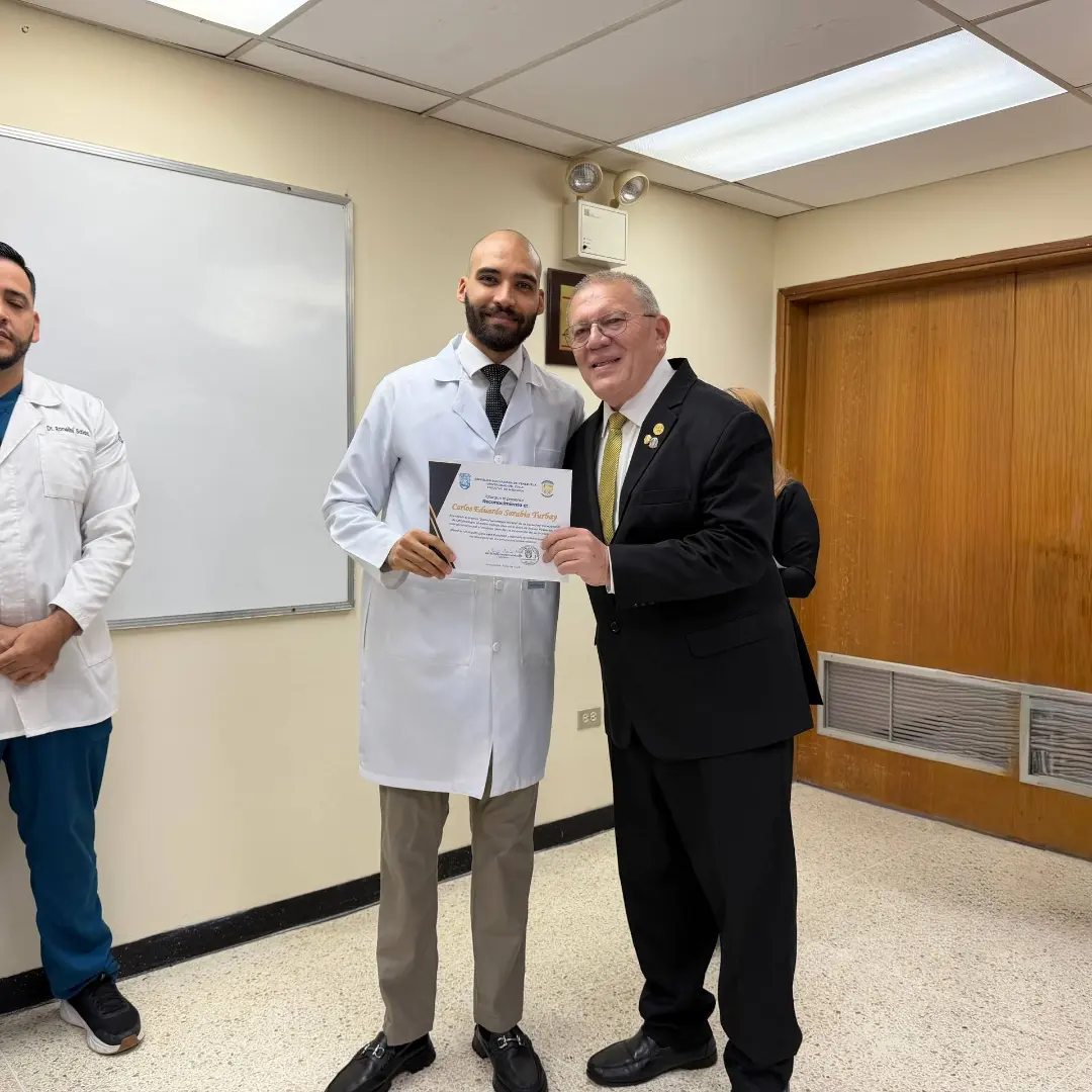 Dr. Carlos Sarabia retinólogo de la clínica IDEO, recibiendo reconocimienrto de LUZ