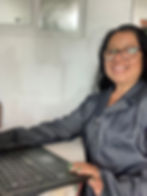 Mujer profesional delante de una computadora