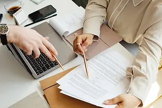 revision-documentos-financieros-solvencia.webp