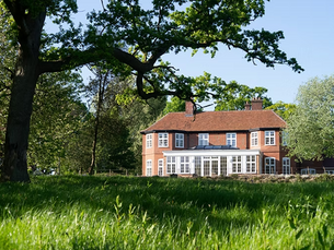 This shows a phot of Elliscombe House Care Home in Wincanton